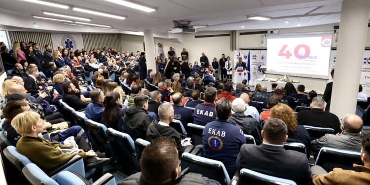 Ορκίστηκαν οι 158 νέοι διασώστες του ΕΚΑΒ