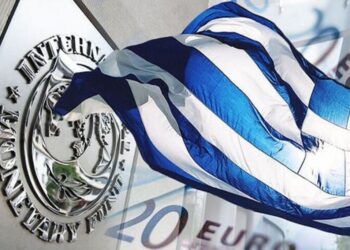 Προβλέπει πρωτογενή πλεονάσματα και συνεχή μείωση του δημόσιου χρέους της Ελλάδας έως το 2030