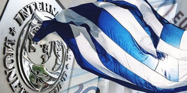 Προβλέπει πρωτογενή πλεονάσματα και συνεχή μείωση του δημόσιου χρέους της Ελλάδας έως το 2030