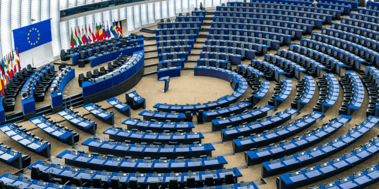 Γνωστός Ευρωβουλευτής έβαλε μύτη κλόουν και ανακοίνωσε κόμμα