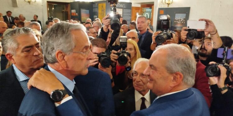 Παρών ο Σαμαράς στην παρέμβαση Καραμανλή