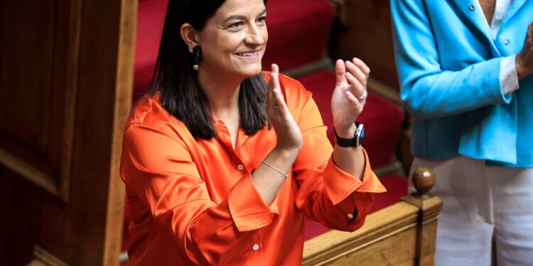 Βουλή: Υπερψηφίστηκε το νέο εργασιακό