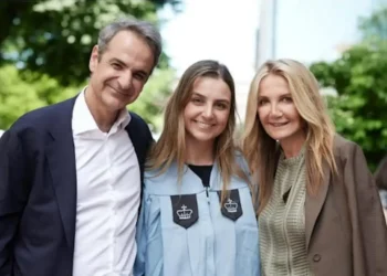 Τι απαντά η κόρη του Μητσοτάκη για τα ποπ κορν και την κόκα κόλα