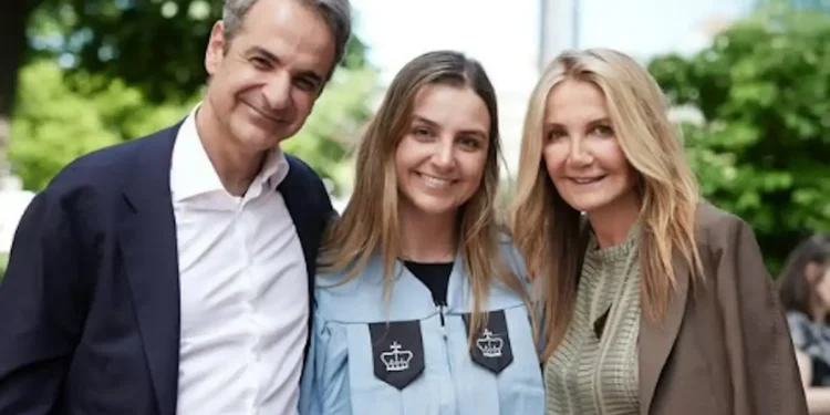 Τι απαντά η κόρη του Μητσοτάκη για τα ποπ κορν και την κόκα κόλα