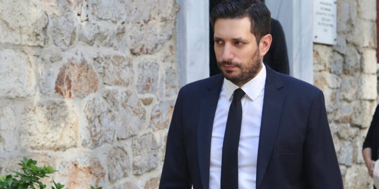 Θλίψη στο τελευταίο αντίο της μητέρας του