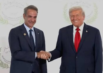 Η θερμή χειραψία Μητσοτάκη - Τραμπ πριν από τη Σύνοδο για τη Γάζα