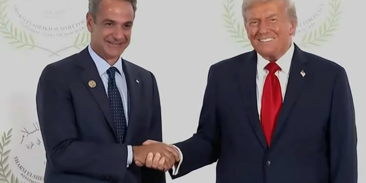 Η θερμή χειραψία Μητσοτάκη - Τραμπ πριν από τη Σύνοδο για τη Γάζα