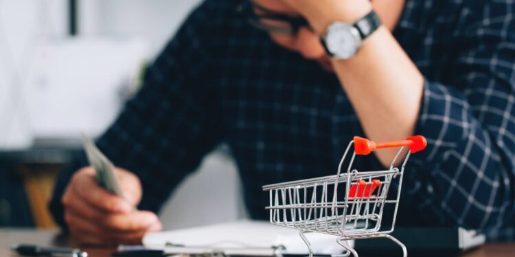 92% των νέων 30-44 ετών «πνίγονται» από την ακρίβεια