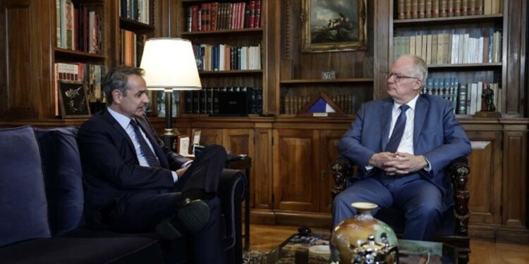 Επαναστατική Γυμναστική από την Αντιπολίτευση για τον 'Αγνωστο Στρατιώτη