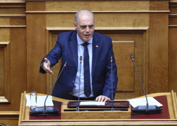 Επεισόδιο στη Βουλή μεταξύ Καιρίδη και Βελόπουλου