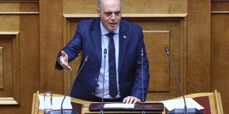 Επεισόδιο στη Βουλή μεταξύ Καιρίδη και Βελόπουλου