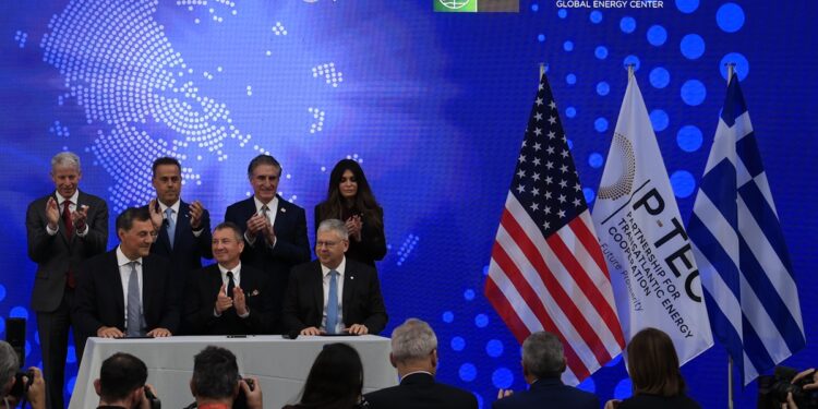 Συμφωνία για υδρογονάνθρακες στο Ιόνιο υπέγραψαν ExxonMobil, Energean και Helleniq Energy