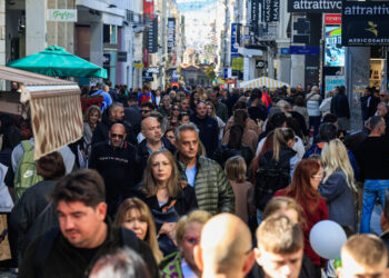 Κυριακή με ανοιχτά καταστήματα: Δεν πέφτει καρφίτσα στην Ερμού