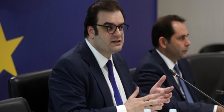 Με ρεκόρ ανάπτυξης, αυξήσεις μισθών και μειώσεις φόρων ο προϋπολογισμός του 2026