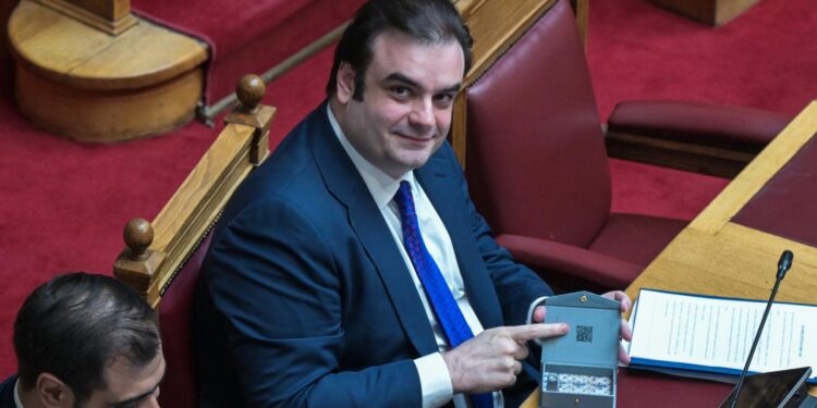 Μισθοί φόροι και συντάξεις στο μικροσκόπιο, τι κρύβεται πίσω από τα 5,94 δισ.