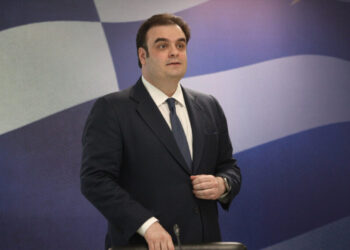 Ο Κυριάκος Πιερρακάκης παραδίδει στους Γερμανούς μαθήματα οικονομίας