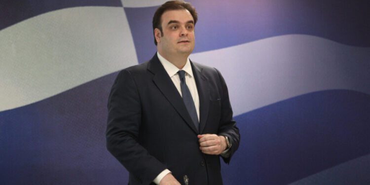 Ο Κυριάκος Πιερρακάκης παραδίδει στους Γερμανούς μαθήματα οικονομίας