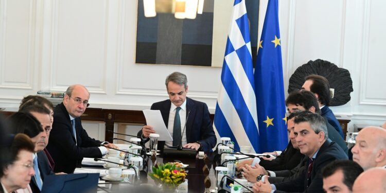 Φοροελαφρύνσεις, αυξήσεις μισθών, τέλος ο ΕΝΦΙΑ σε χωριά με 1.500 κατοίκους έως το 2027