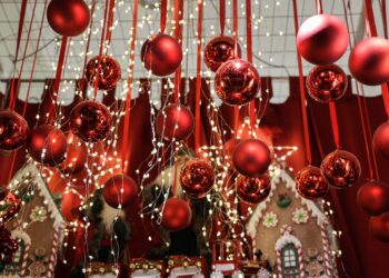 Χριστουγεννιάτικο εμπόριο 2025: Πού ξοδεύουν φέτος οι Έλληνες και τι αλλάζει στο καλάθι των γιορτών