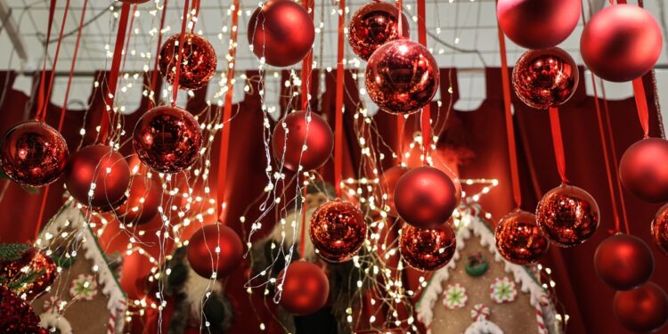 Χριστουγεννιάτικο εμπόριο 2025: Πού ξοδεύουν φέτος οι Έλληνες και τι αλλάζει στο καλάθι των γιορτών