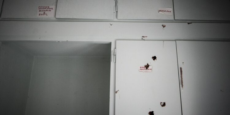 Το ερωτικό τρίο και οι σκελετοί που βγαίνουν από την ντουλάπα