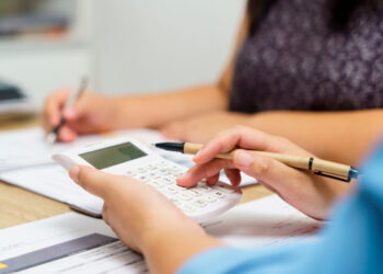 Τέλος η «ομηρία» από χρέη: Διπλή ρύθμιση