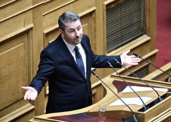 Βλέπει υπονόμευση από δύο υπουργούς 