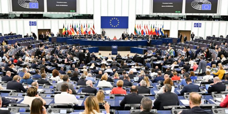 Παγώνει η συμφωνία με τις ΗΠΑ: Το Ευρωκοινοβούλιο τραβάει χειρόφρενο στον Τραμπ