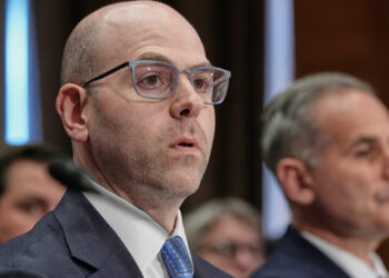 Στην Αθήνα ο στενότερος συνεργάτης και «εγκέφαλος» της οικονομικής πολιτικής του Τραμπ