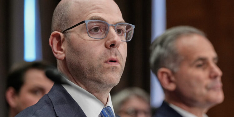 Στην Αθήνα ο στενότερος συνεργάτης και «εγκέφαλος» της οικονομικής πολιτικής του Τραμπ