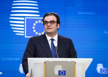 Η ενίσχυση του Ευρώ στο τραπέζι του αποψινού Eurogroup υπό τον Πιερρακάκη