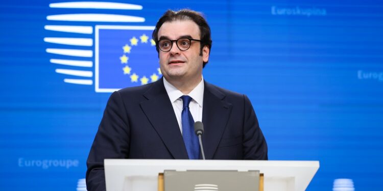 Η ενίσχυση του Ευρώ στο τραπέζι του αποψινού Eurogroup υπό τον Πιερρακάκη