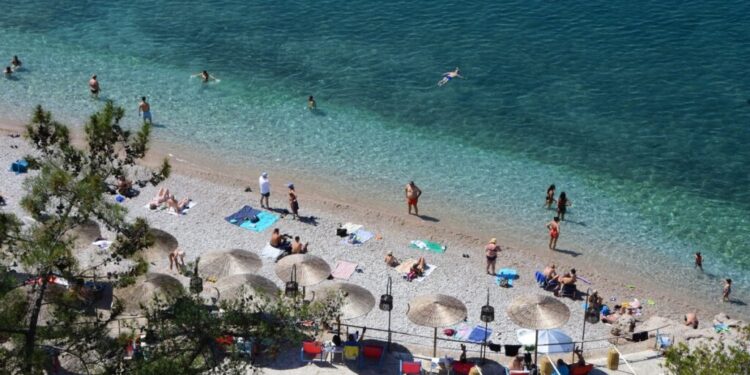 23,6 δισ. ευρώ στα ταμεία, 38 εκατ. επισκέπτες το 2025