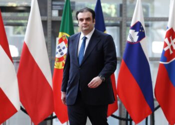 Να επανεκτιμήσουμε τον διεθνή ρόλο του ευρώ και τη νομισματική μας κυριαρχία