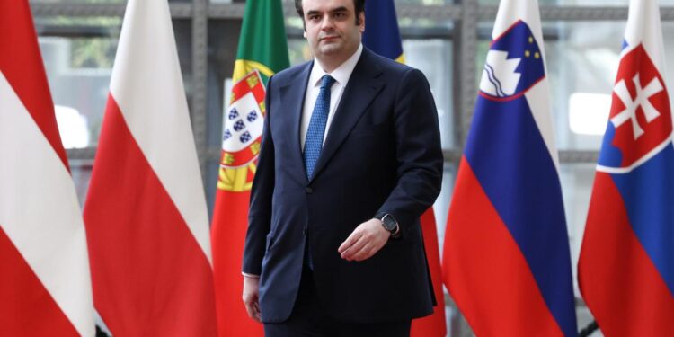 Να επανεκτιμήσουμε τον διεθνή ρόλο του ευρώ και τη νομισματική μας κυριαρχία