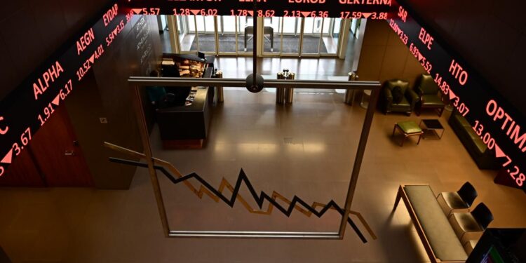 Απώλειες 2,3% και εβδομαδιαία βουτιά σχεδόν 7%