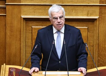 Ο θεσσαλονικιός Σιμόπουλος που «ψάχνεται» συνέχεια γύρω από το Μαξίμου