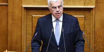 Ο θεσσαλονικιός Σιμόπουλος που «ψάχνεται» συνέχεια γύρω από το Μαξίμου